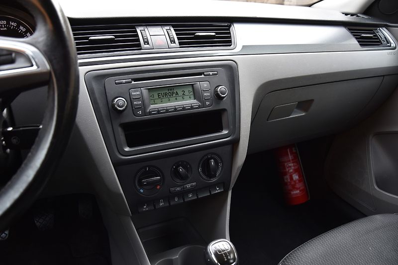 Škoda Rapid 1.6 TDi CR SPACEBACK STYLE - fotka 16 z 33