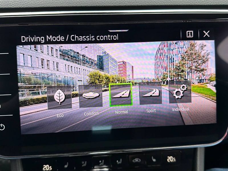 Škoda Superb (2021) kombi 2.0 TDI 7DSG Laurin&Klem - fotka 26 z 35