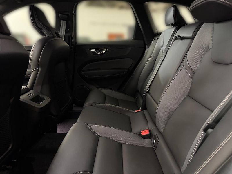 Volvo XC60 (2025) 2,0 B5 AWD Plus Dark 5949 - fotka 11 z 15