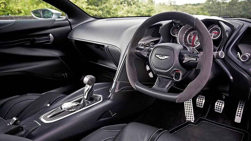 Aston Martin Vantage a DB10.