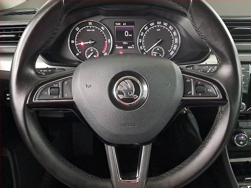 Škoda Superb (2015) 2.0 TDI, Navi, Bi-Xenony - fotka 17 z 19