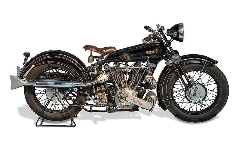Motocykl Brough Superior SS100, který vlastnil Lawrence z Arábie, je dnes vystavený v Imperial War Museu London.
