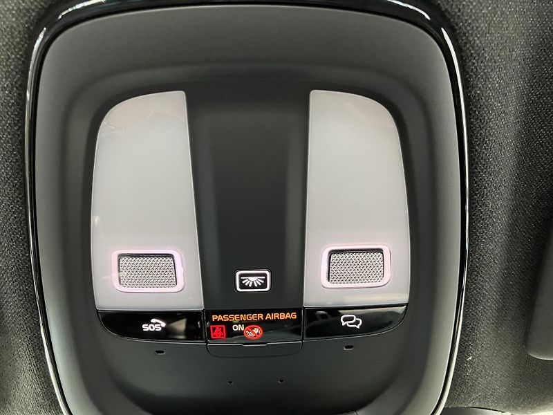Volvo XC40 B3 FWD Plus Dark AT7 - fotka 39 z 40