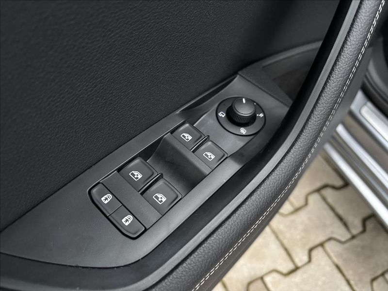 Škoda Superb 2,0 TDI 110kW Style DSG - fotka 21 z 42