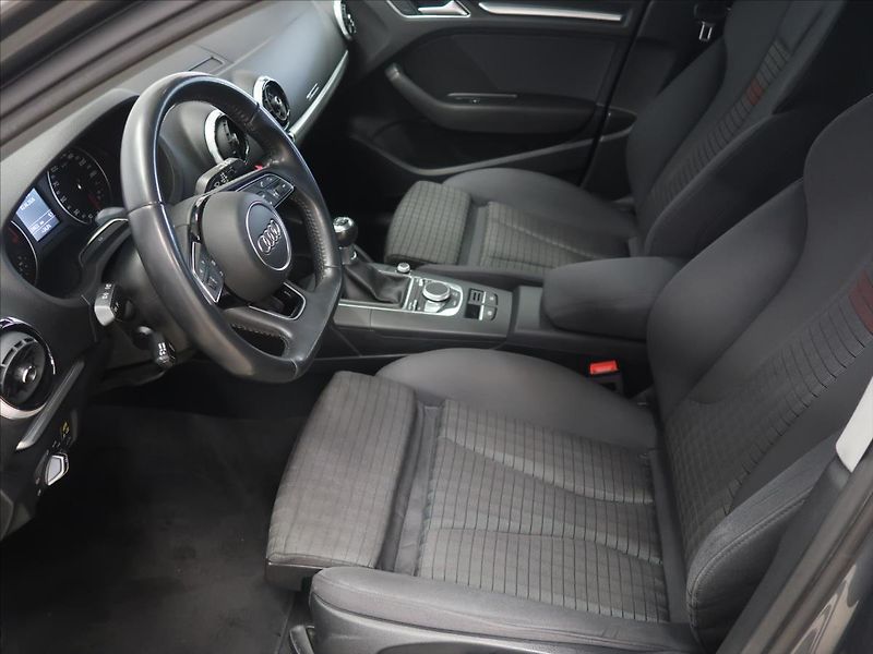 Audi A3 2,0 TDI S-line 1.majitel - fotka 11 z 38
