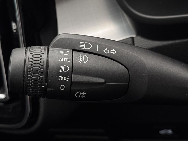 Volvo XC40 B3 DARK PLUS CZ REZERVACE - fotka 30 z 48