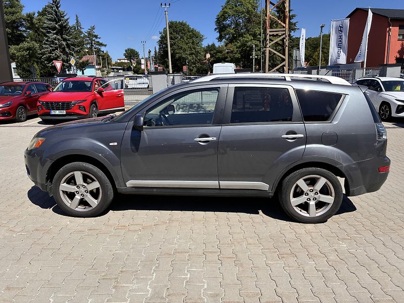 Mitsubishi Outlander 2.0DiD 103kW 4x4 7MÍST INSTYLE - fotka 5 z 8