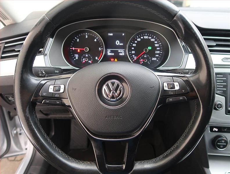 Volkswagen Passat (2017) 2.0 TDI, Automat, Navi - fotka 18 z 20