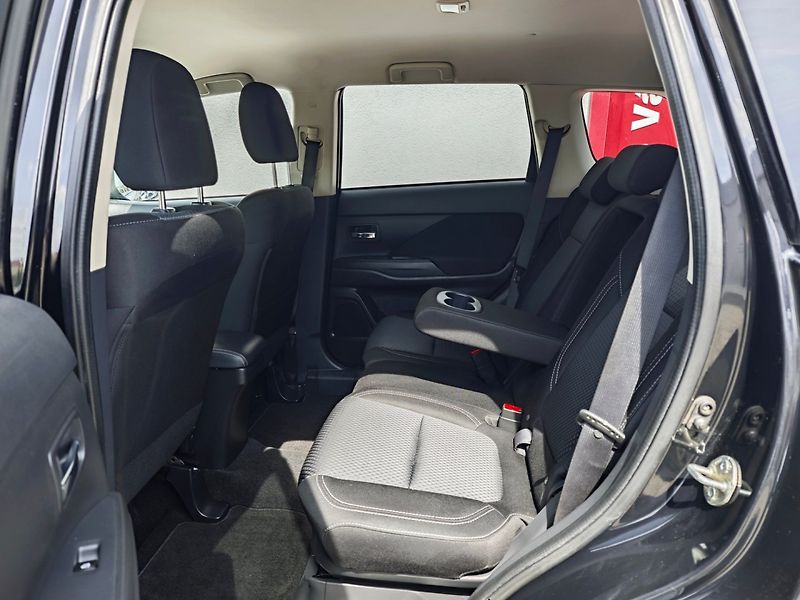 Mitsubishi Outlander (2021) 2.0 Mivec Diamant 2WD Kamera - fotka 13 z 44