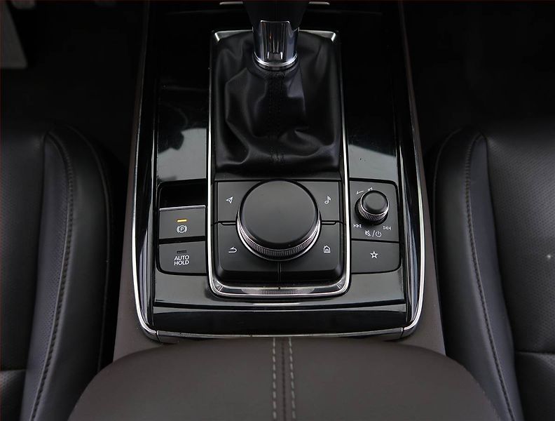 Mazda CX-30 (2022) Skyactiv-X 2.0 - fotka 17 z 22