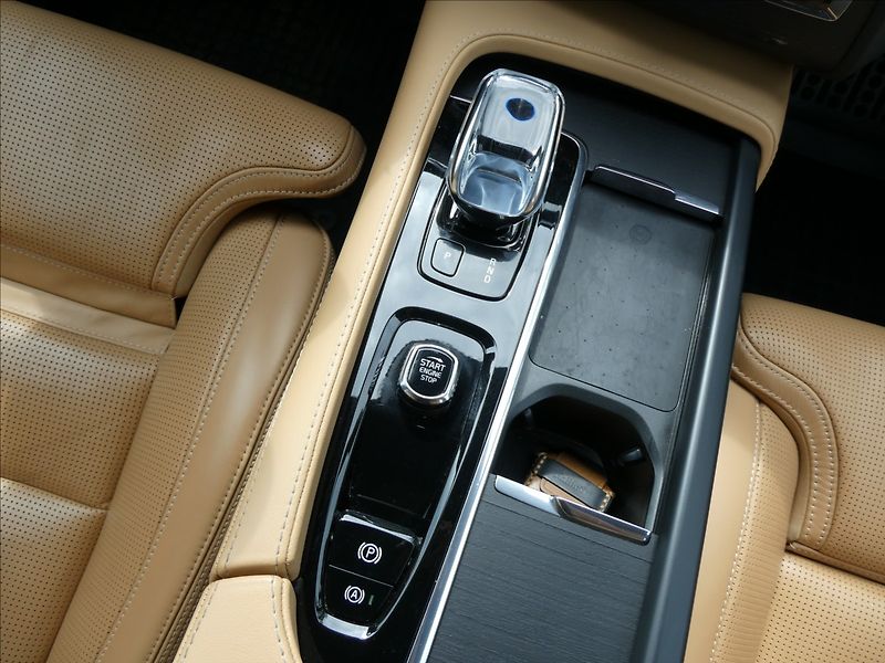 Volvo XC90 2,0 B5 173kW AWD,2x kola,ČR,DP - fotka 32 z 46