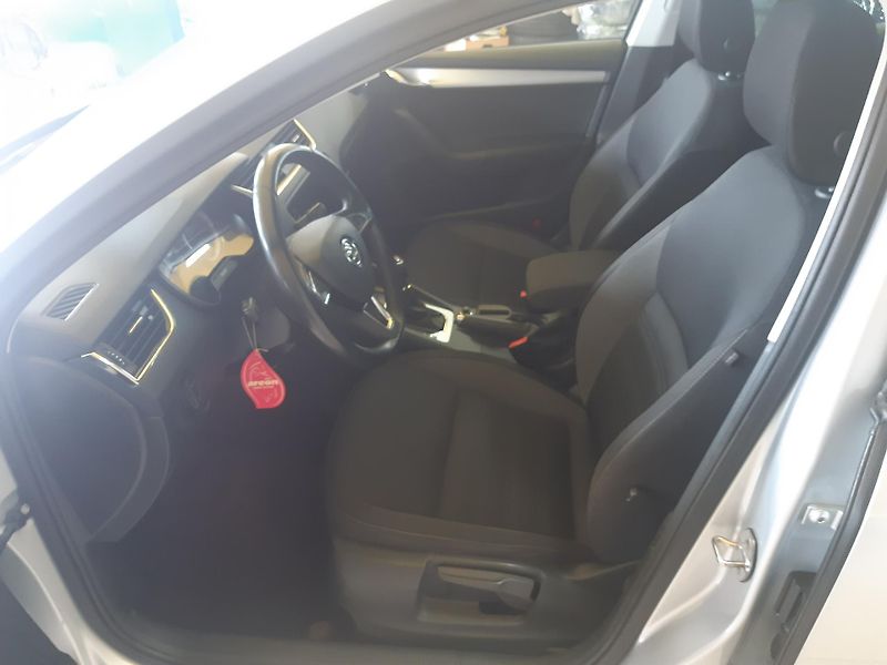 Škoda Octavia 1.6 TDI DSG NAVI APP - fotka 8 z 28