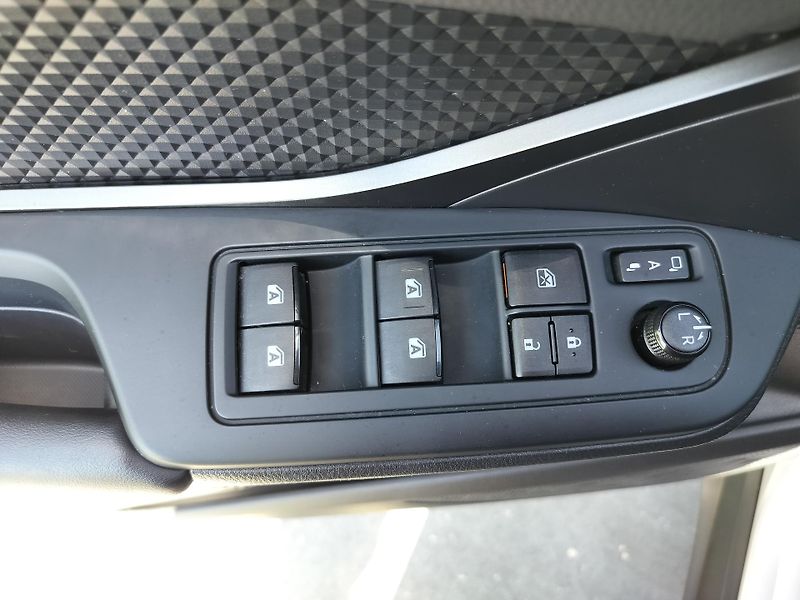 Toyota C-HR 1.8 hybrid business, navigace - fotka 10 z 27