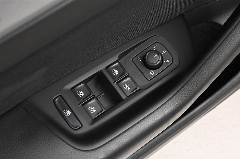 Volkswagen Passat 2,0 TDI 110 KW DSG Business Zá - fotka 26 z 32