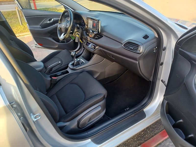 Hyundai i30 1.0 T-GDI 88kW Čr - fotka 9 z 18