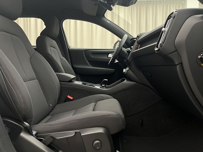 Volvo XC40 CORE RECHARGE SINGLE MOTOR AUT - fotka 18 z 46