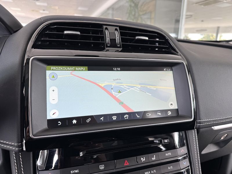 Jaguar F-Pace 30d S*AWD*Max.Výb*REZERVACE! - fotka 23 z 43