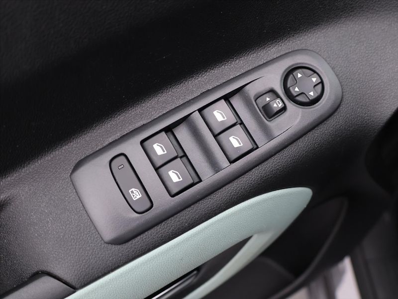 Citroën Berlingo 1,5 HDI 75kW XL Klima 7-Míst - fotka 16 z 28