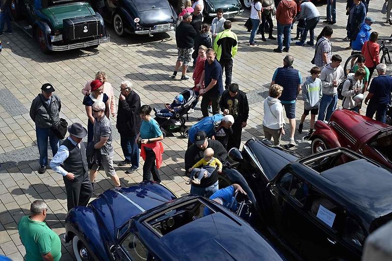 Nablýskané historické vozidla a motorky obsadily v neděli 19. května centrum Prostějova. 19.5. 2024