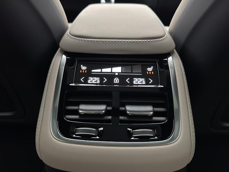 Volvo XC90 (2026) T8 AWD Plug-in ULTRA DARK 7m - fotka 18 z 28