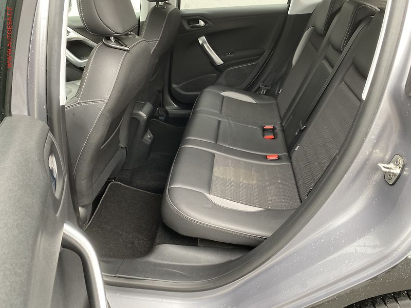 Peugeot 2008 (2019) 1.2 PT, Allure, kůže, navi - fotka 10 z 15