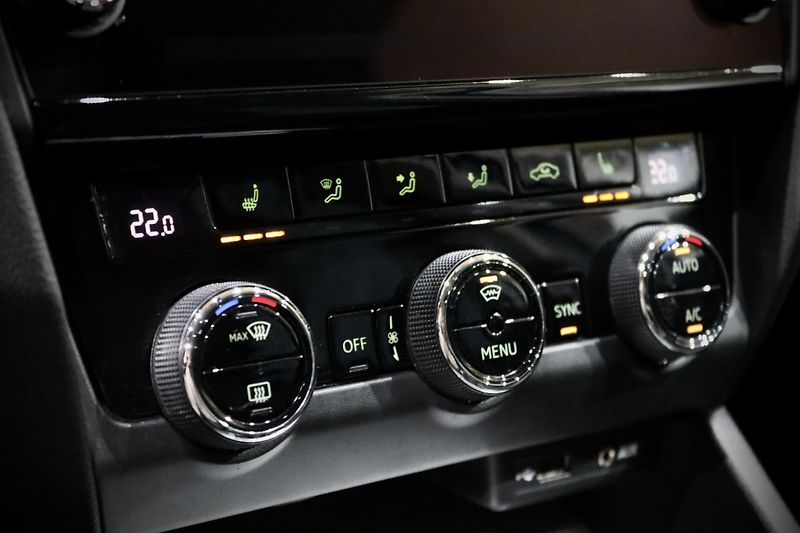 Škoda Octavia 3 FL Combi 1.4 TSI 110 kW - fotka 29 z 37