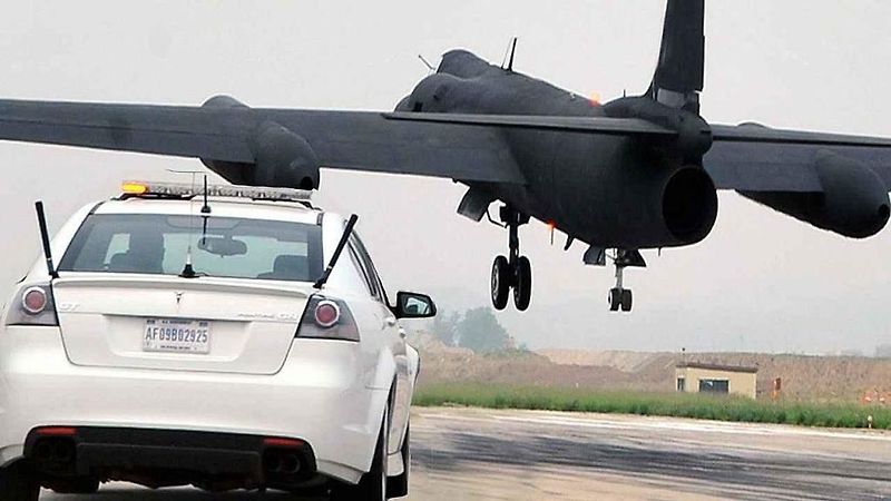 Chevrolet Camaro a Lockheed U-2.