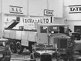 Nákladní automobil Tatra T24 valník s kapotou typu bulldog, na meznárodní výstavě v polské Poznani v roce 1930.