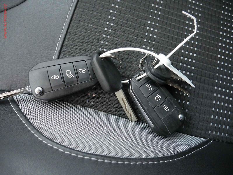 Peugeot 2008 (2016) 1.2 PT, AT, autoAC - fotka 19 z 19
