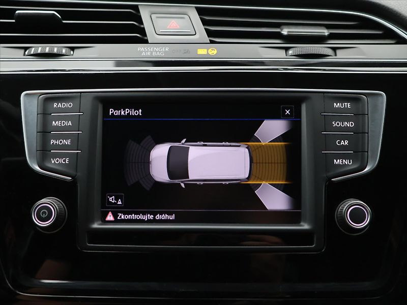 Volkswagen Touran 2,0 TDI 110kW Highline DSG DPH - fotka 23 z 33