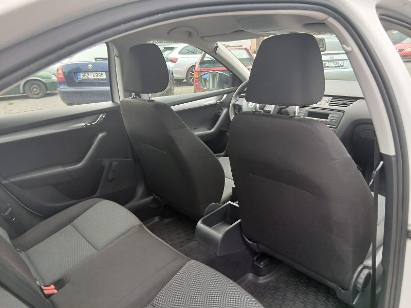 Škoda Octavia 1.6 TDI, bez koroze - fotka 23 z 39