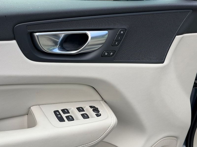 Volvo XC60 PLUS T6 AWD PHEV ACC,BLIS - fotka 9 z 21