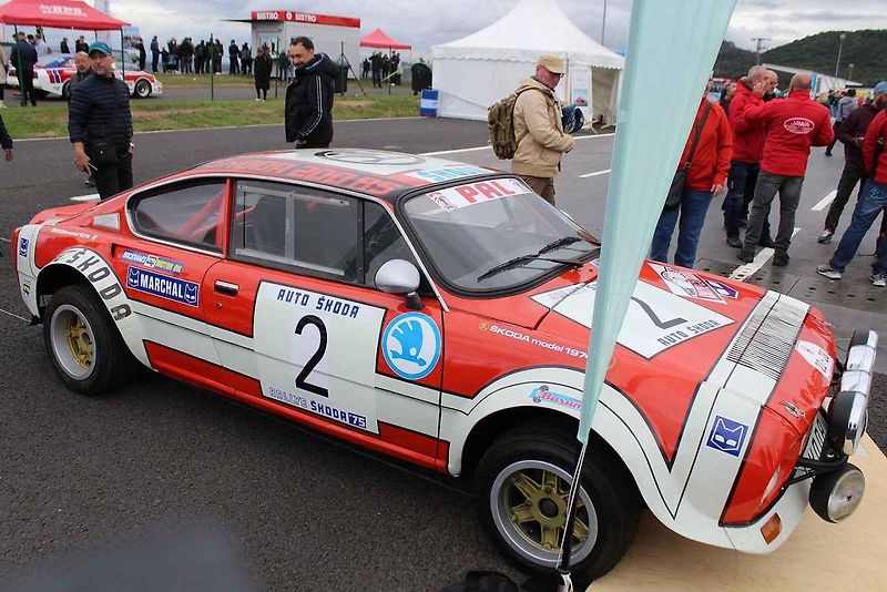 Na Autodromu Most byl motoristický festival The Most Classic. Na snímku je vystavené Porsche 911.