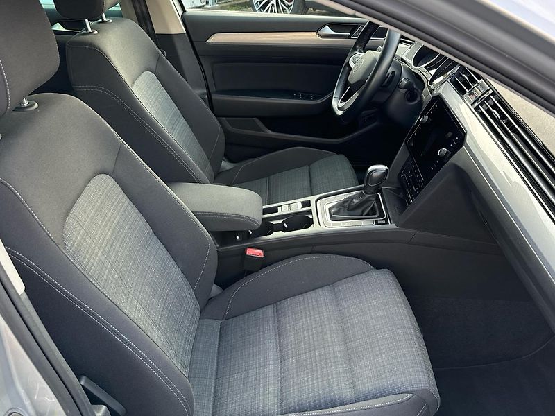 Volkswagen Passat Business Premium 2,0TDI 110kW - fotka 12 z 25