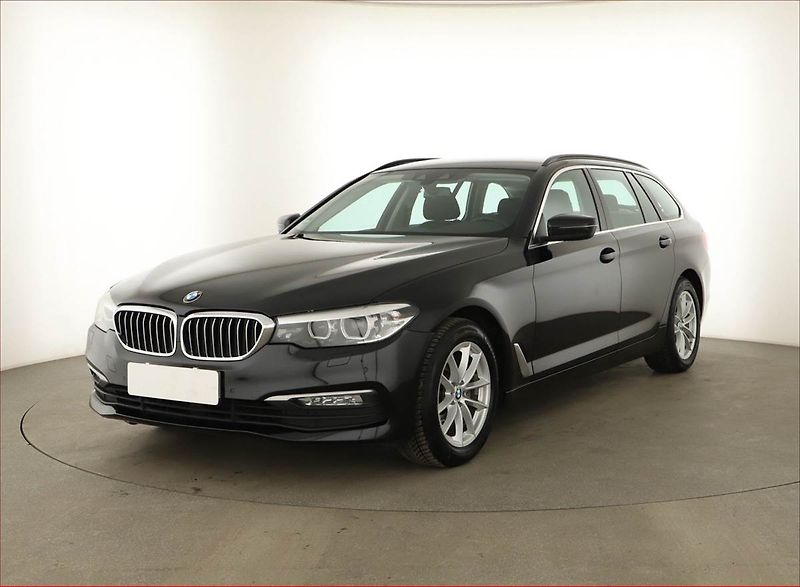 BMW Řada 5 (2017) 520d xDrive, 4X4, Automat - fotka 2 z 19