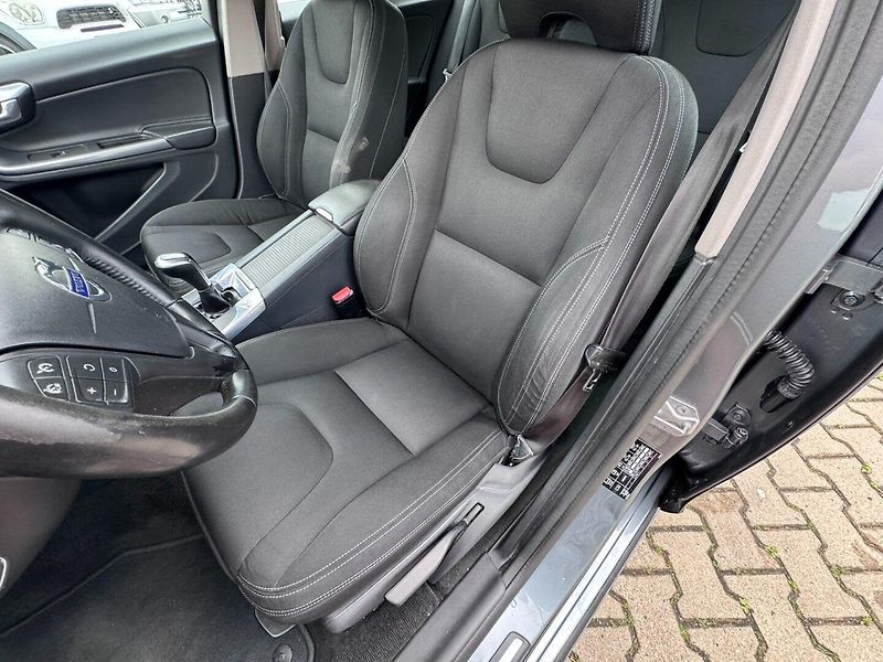 Volvo V60 (2016) D2 2,0D 88 KW TAŽNÉ - fotka 19 z 48