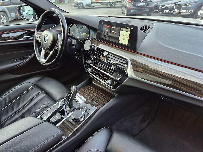 BMW Řada 5 (2017) 530d 195KW xDRIVE MSPORT Line - fotka 38 z 50
