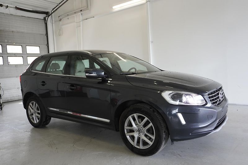 Volvo XC60 2,0 D4 AUTOMAT - fotka 3 z 32