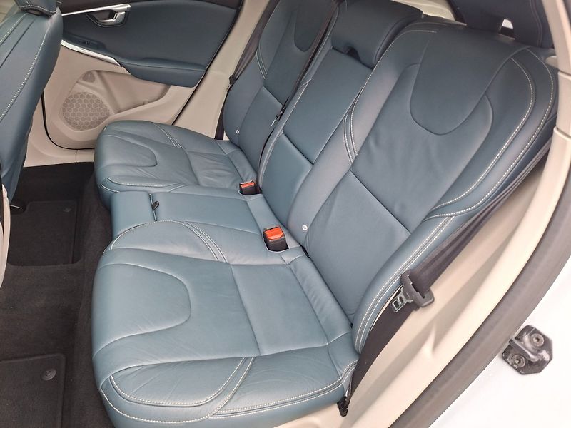 Volvo V40 (2012) 2.0D3 110kW AUT -1.MAJITEL - fotka 26 z 38