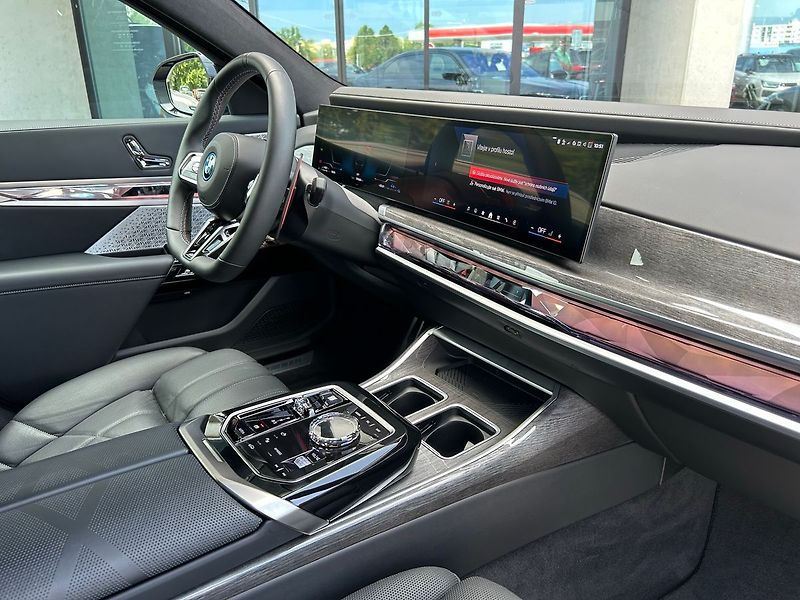 BMW Ostatní M760e xDrive, B&W Diamond TOP - fotka 14 z 35