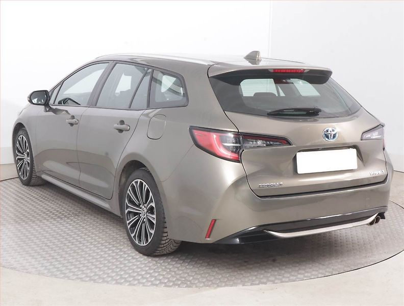 Toyota Corolla (2021) 2.0 Hybrid, Automat, Navi - fotka 4 z 16