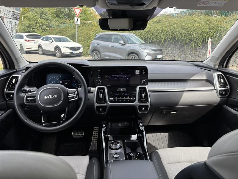 Kia Sorento 2,2 D 4x4 AT TOP ZÁRUKA 7MÍST - fotka 9 z 50