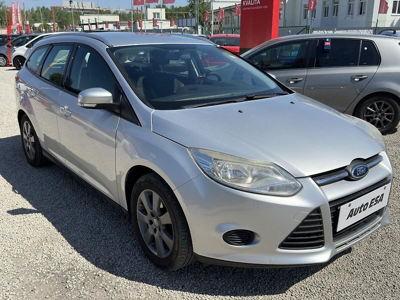 Ford Focus (2011) 1.6i, AC, park.asist - fotka 1 z 17