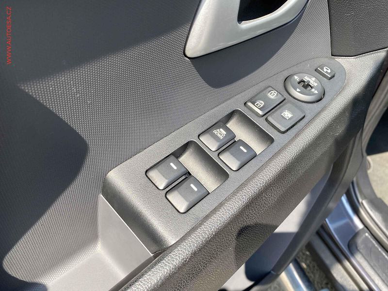 Kia Sportage (2014) 1.6 GDi, AC, TZ, navi - fotka 13 z 17