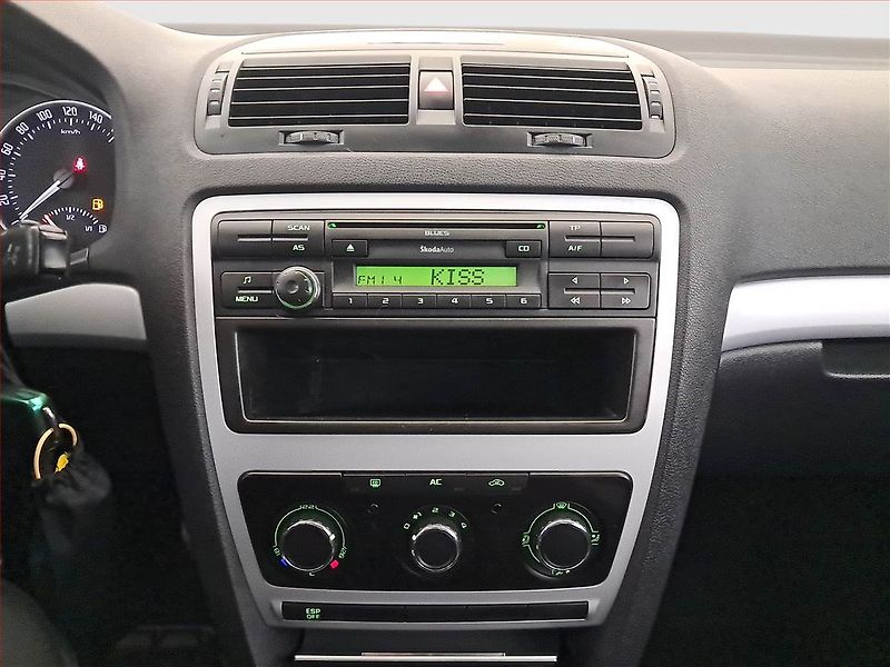 Škoda Octavia (2009) Ambiente 1.4 TSI - fotka 12 z 16