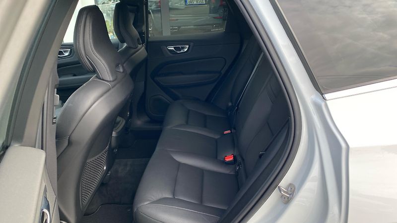 Volvo XC60 INSCRIPTION, B5 FWD, 184+10 kW - fotka 10 z 24