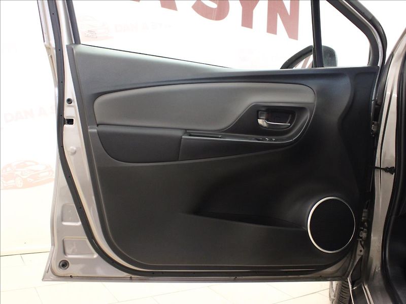 Toyota Yaris 1,5 i Hybrid Comfort At. - fotka 9 z 31