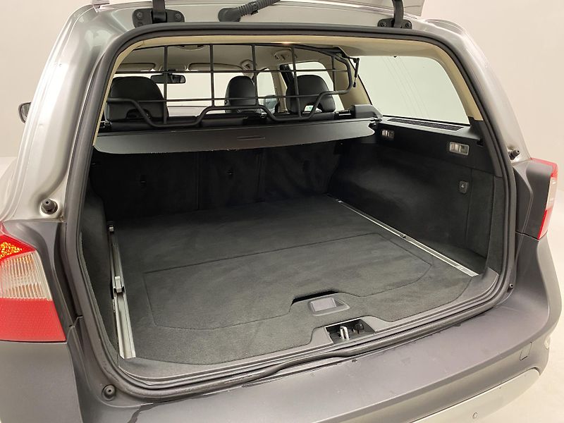 Volvo XC70 D5 AWD MOMENTUM - fotka 6 z 36