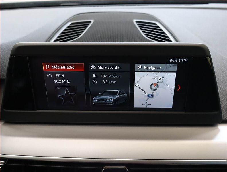 BMW Řada 5 (2018) Luxury Line 520d xDrive, 4X4 - fotka 16 z 25