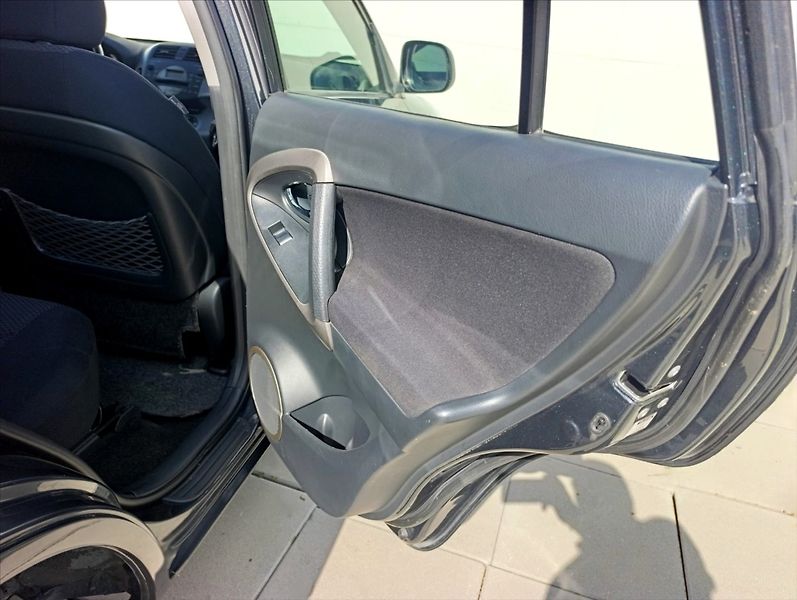 Toyota RAV4 2,2 D-4D 4x4 Aut.klimatizace - fotka 22 z 32